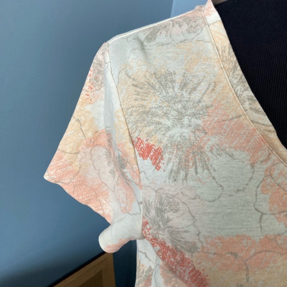 Sonoma Lifestyle Everydat Tee Floral V-Neck T-Shirt Size Large. - Picture 2 of 6